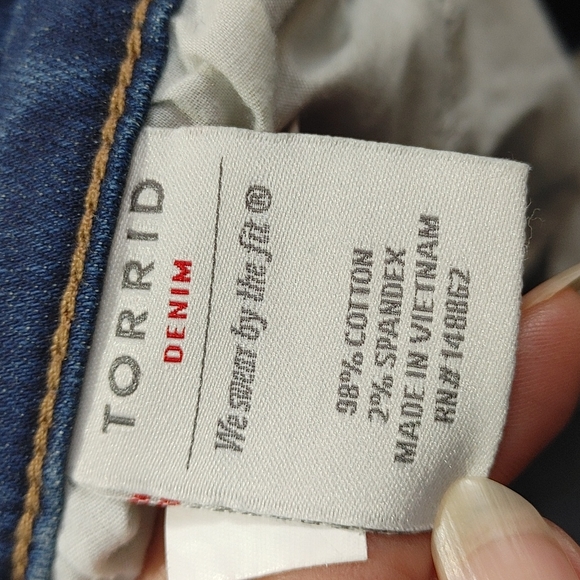 Torrid Patch Cropped Jeans - Picture 4 of 10